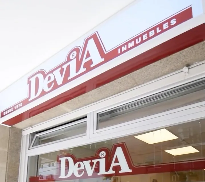 La vidriera de Devia Inmuebles en Agüero 1787: el cartel dice Desde 1970 y en la ventana van los avisos